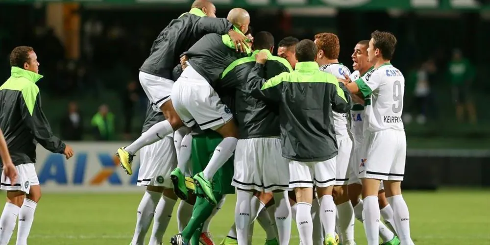 Imagem ilustrativa da imagem Coritiba vence a 1ª em casa e deixa a lanterna