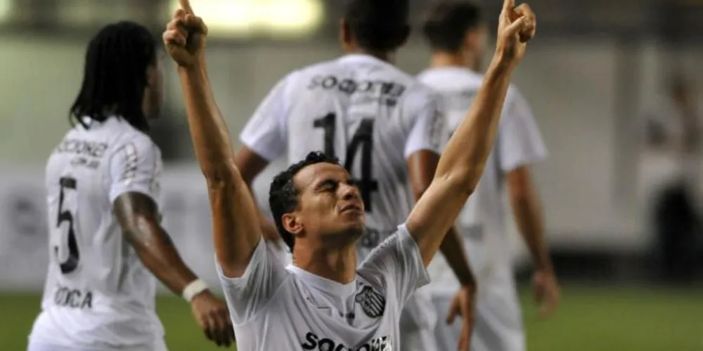 Imagem ilustrativa da imagem Leandro Damião encerra jejum e marca na vitória do Santos