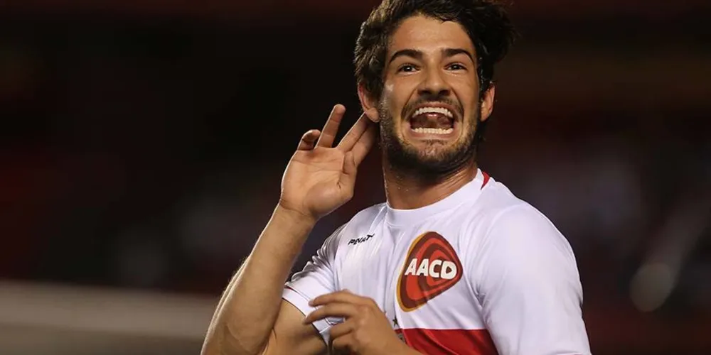 Imagem ilustrativa da imagem Na volta de Kaká ao Morumbi, São Paulo supera Vitória