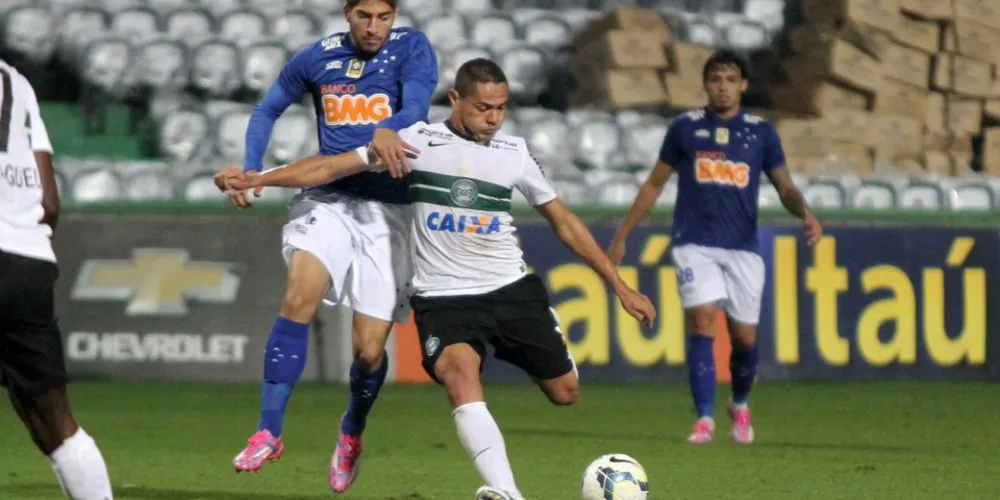 Imagem ilustrativa da imagem Cruzeiro volta a vencer e mantém vantagem na ponta