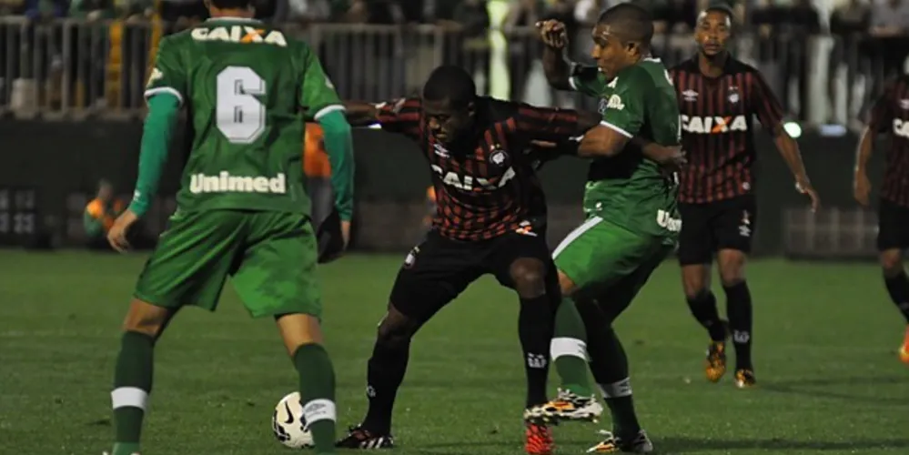 Imagem ilustrativa da imagem Chapecoense volta a vencer e supera o Furacão por 3 x 0