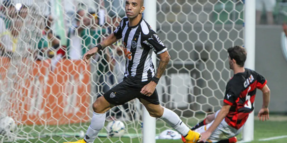 Imagem ilustrativa da imagem Atlético-MG vence em casa e volta ao G4
