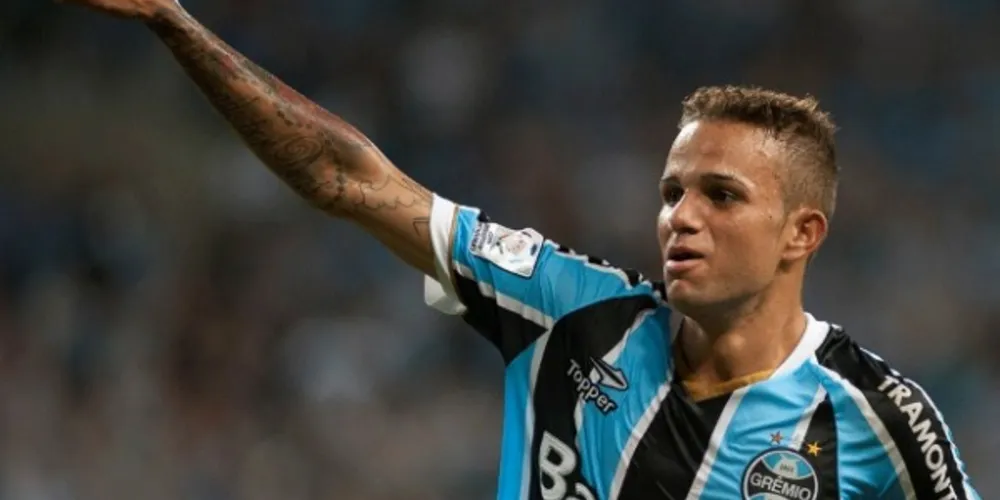 Imagem ilustrativa da imagem Grêmio vence Flamengo em jogo marcado por protestos