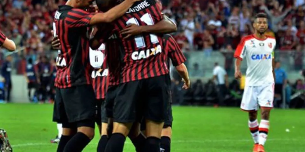 Imagem ilustrativa da imagem Flamengo perde de virada em Curitiba e Atlético embala