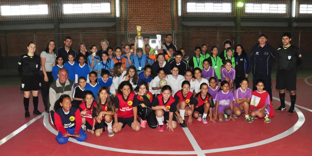 Imagem ilustrativa da imagem Maria Vitória e Raul Pinheiro Machado conquistam minifutsal
