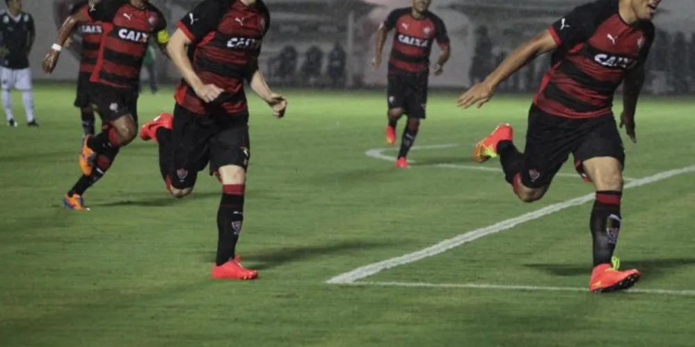 Imagem ilustrativa da imagem Vitória sai na frente, mas cede empate ao Goiás