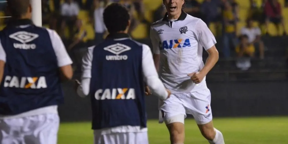 Imagem ilustrativa da imagem Atlético-PR supera Criciúma e volta a vencer fora de casa