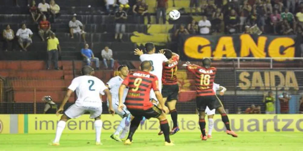 Imagem ilustrativa da imagem Goiás marca no fim e se afasta da degola