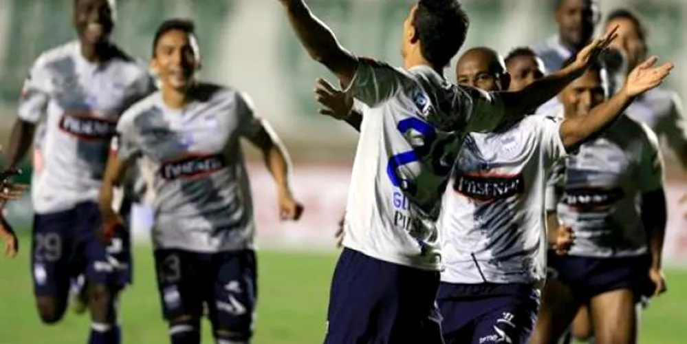 Imagem ilustrativa da imagem Goiás devolve placar, mas vê Emelec avançar nos pênaltis