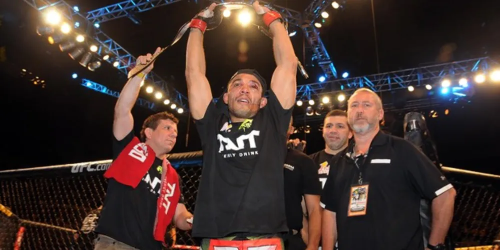 Imagem ilustrativa da imagem José Aldo aguenta pressão e vence Chad Mendes