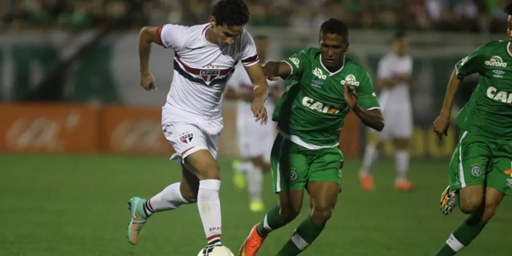 Imagem ilustrativa da imagem São Paulo vacila e não consegue colar no Cruzeiro