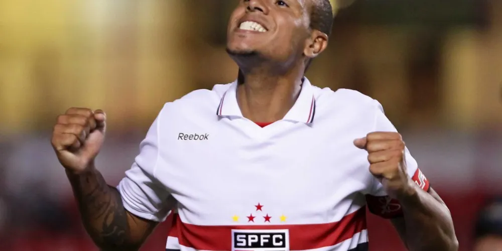 Imagem ilustrativa da imagem São Paulo vence Vitória e segue na luta pelo título