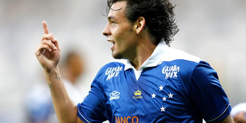Imagem ilustrativa da imagem Goulart marca e garante vitória do Cruzeiro fora de casa