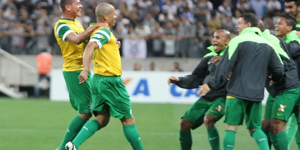Imagem ilustrativa da imagem Alex chega aos 70 gols pelo Coritiba, mas Coxa cede empate
