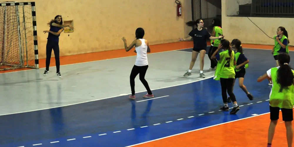 Imagem ilustrativa da imagem Fundesp programa escola de handebol feminino