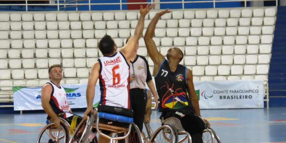Imagem ilustrativa da imagem Tubarões buscam o tri dos Parajaps no basquete