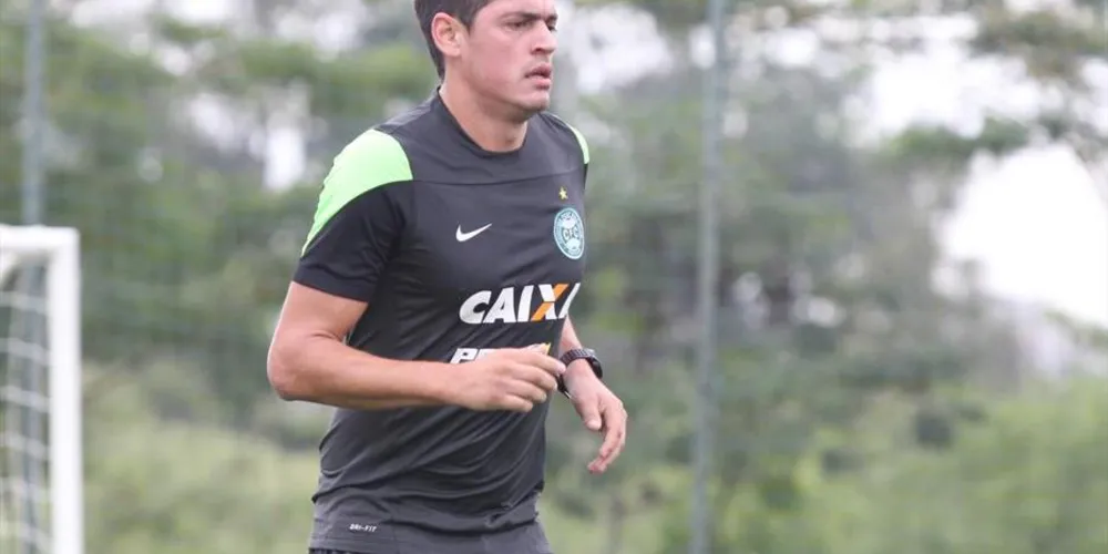 Imagem ilustrativa da imagem Cáceres começa a treinar com a camisa do Coritiba