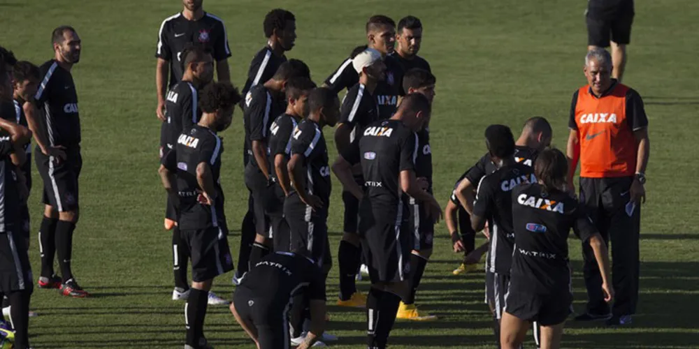 Imagem ilustrativa da imagem Tite esboça formação do time em treino do Corinthians nos EUA