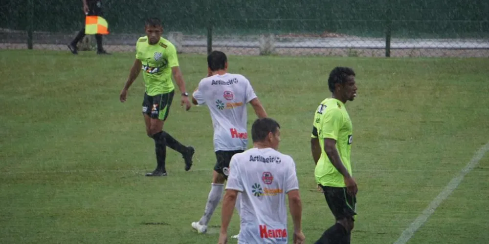 Imagem ilustrativa da imagem Chuva atrapalha e Operário empata com Figueirense