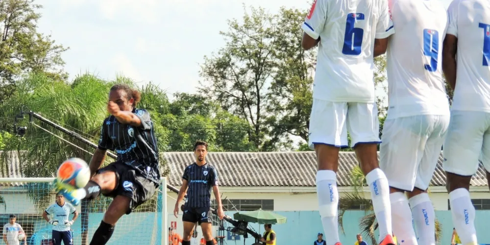 Imagem ilustrativa da imagem Londrina vence Foz e larga na liderança do Estadual
