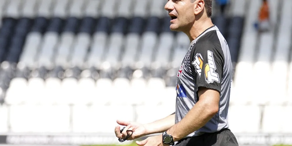 Imagem ilustrativa da imagem Vasco enfrenta o Bangu visando liderança do Carioca