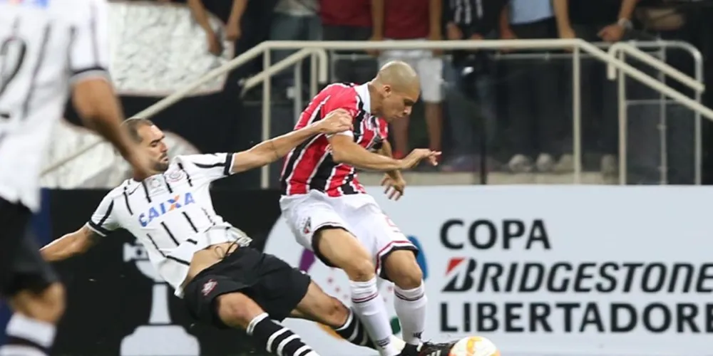 Imagem ilustrativa da imagem Corinthians supera o São Paulo no primeiro clássico da Libertadores