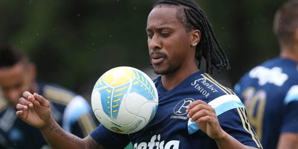Imagem ilustrativa da imagem Oswaldo esboça Palmeiras titular e mantém Arouca