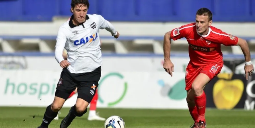 Imagem ilustrativa da imagem Atlético-PR vence time da Romênia e seca adversário