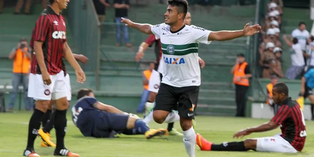 Imagem ilustrativa da imagem Coxa vence Atletiba e assume vice-liderança