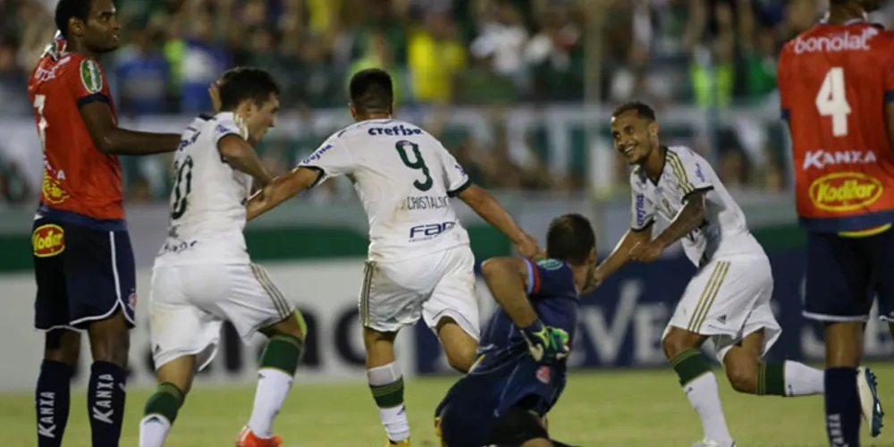 Imagem ilustrativa da imagem Com dois de Cristaldo, Palmeiras vence Penapolense