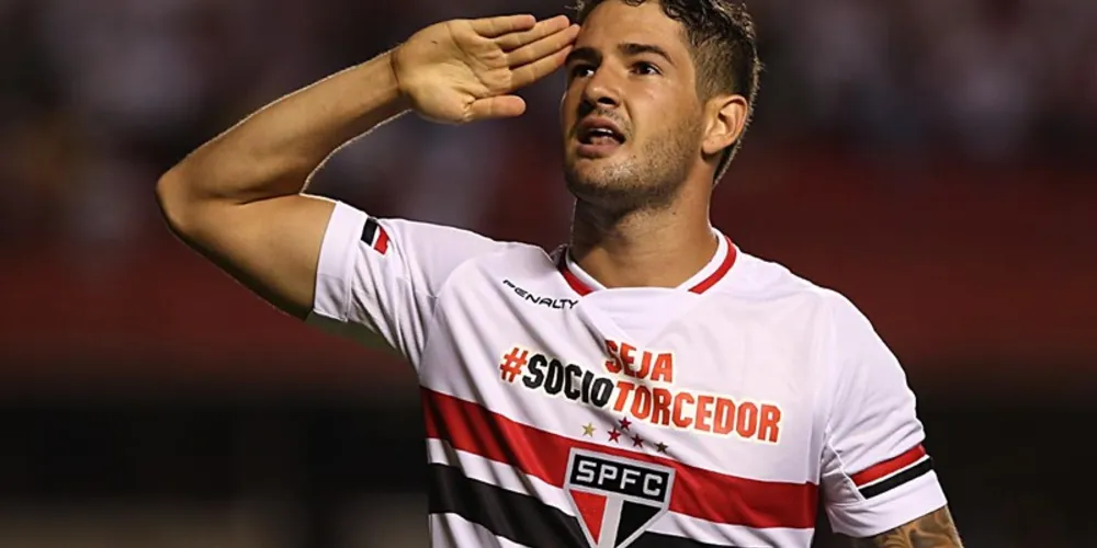 Imagem ilustrativa da imagem Pato brilha e São Paulo goleia Danubio