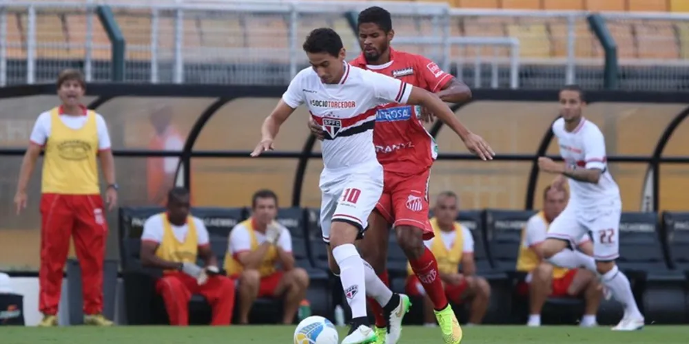 Imagem ilustrativa da imagem São Paulo goleia com três gols de Pato