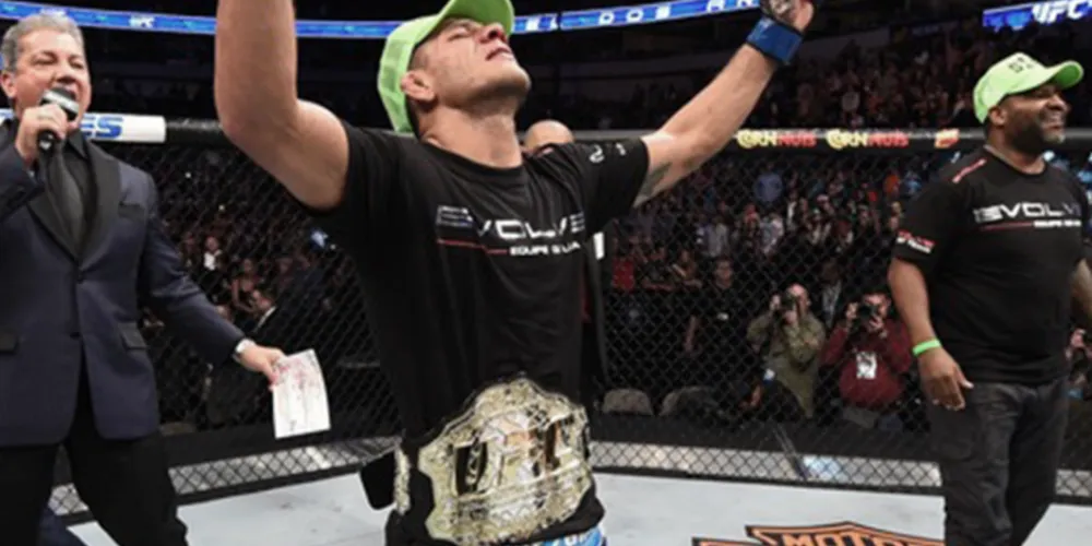 Imagem ilustrativa da imagem Rafael dos Anjos surra Pettis e leva inédito título dos leves do UFC