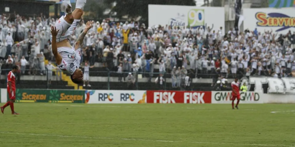 Imagem ilustrativa da imagem Douglas faz três, Operário vence e pega Paraná nas quartas