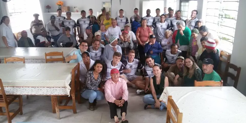 Imagem ilustrativa da imagem Elenco do Caramuru Futsal visita asilo em Castro 