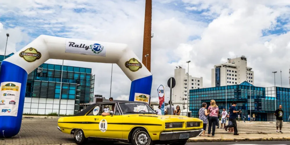 Imagem ilustrativa da imagem Carros antigos saem da garagem para rally de regularidade