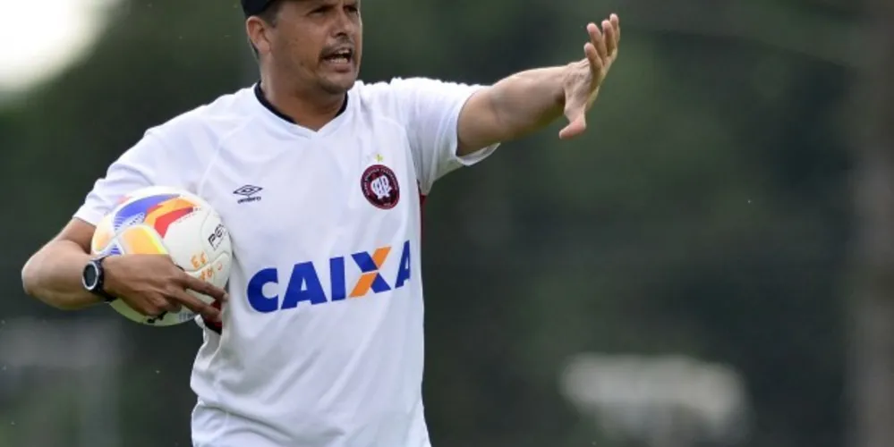 Imagem ilustrativa da imagem Claudinei mira ‘semana de seis pontos’ para subir na tabela