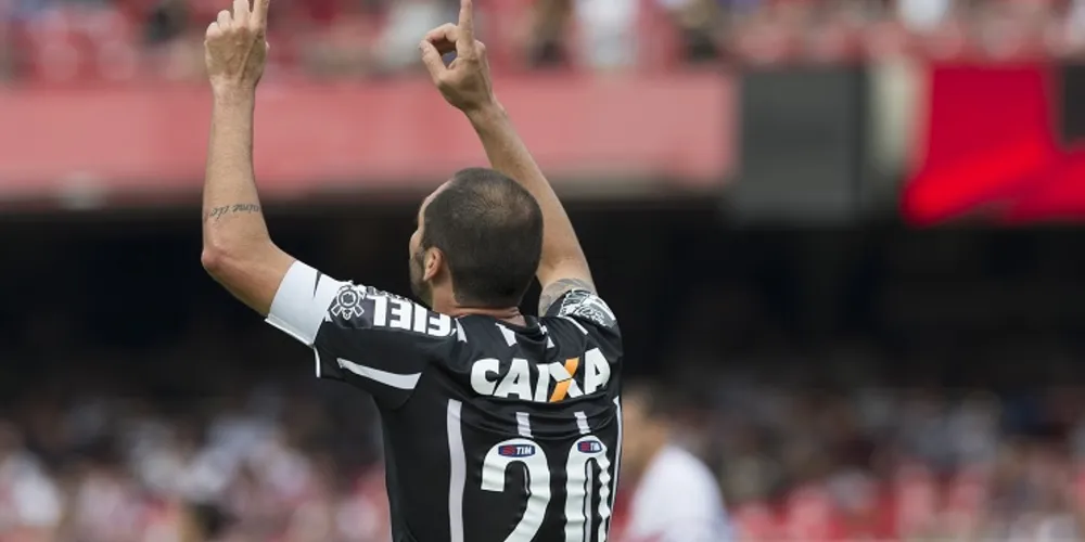 Imagem ilustrativa da imagem Danilo marca, Cássio pega pênalti e Corinthians vence clássico