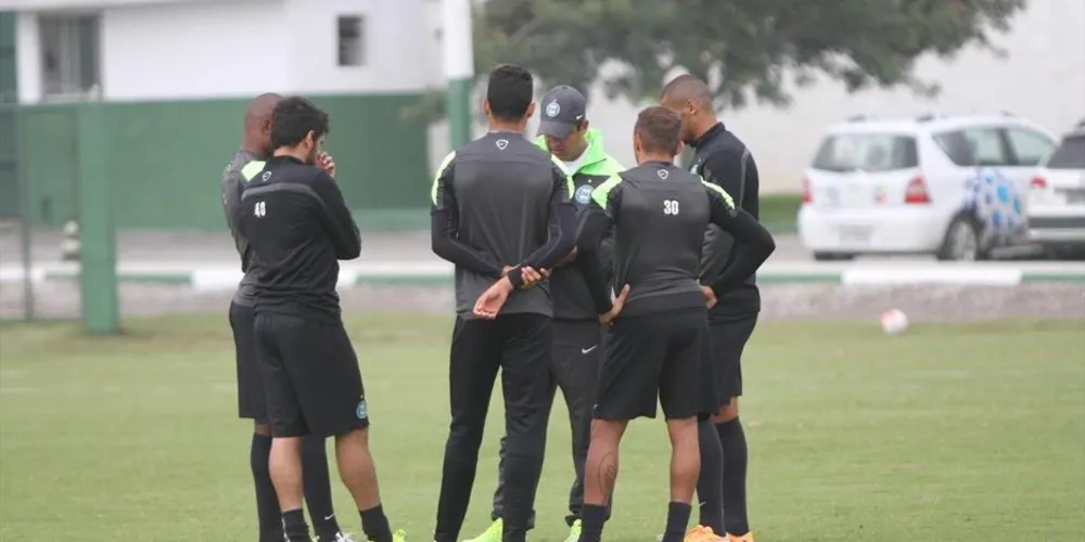 Imagem ilustrativa da imagem Com dois desfalques, Coritiba testa equipe para encarar Rio Branco