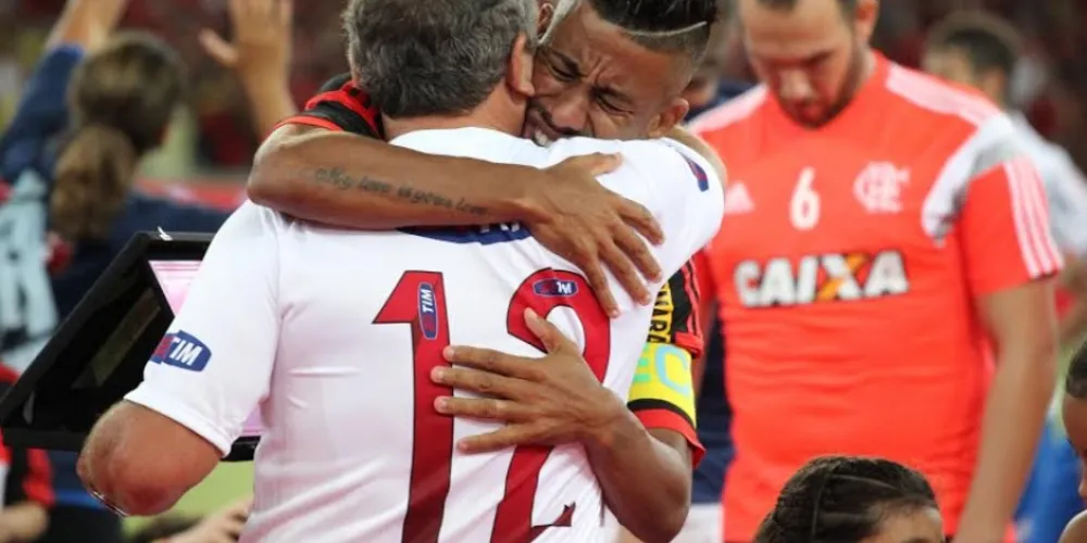 Imagem ilustrativa da imagem Léo Moura se despede do Flamengo com a bênção de Zico
