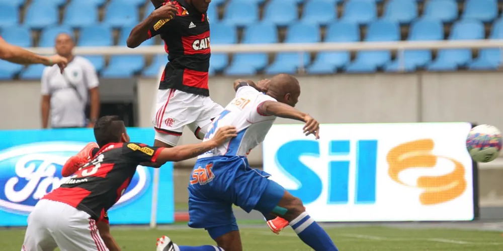Imagem ilustrativa da imagem Com dois gols de Cirino, Flamengo vence no Engenhão