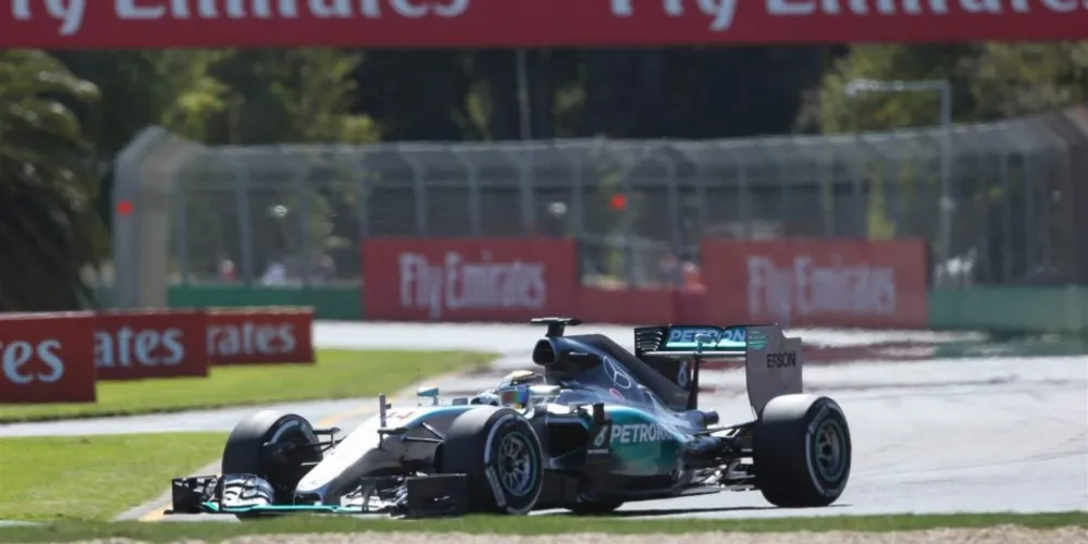 Imagem ilustrativa da imagem Mercedes domina treinos livres e Nasr estreia pela Sauber