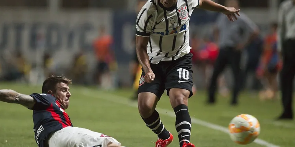 Imagem ilustrativa da imagem Jadson celebra sequência de bons jogos no Corinthians