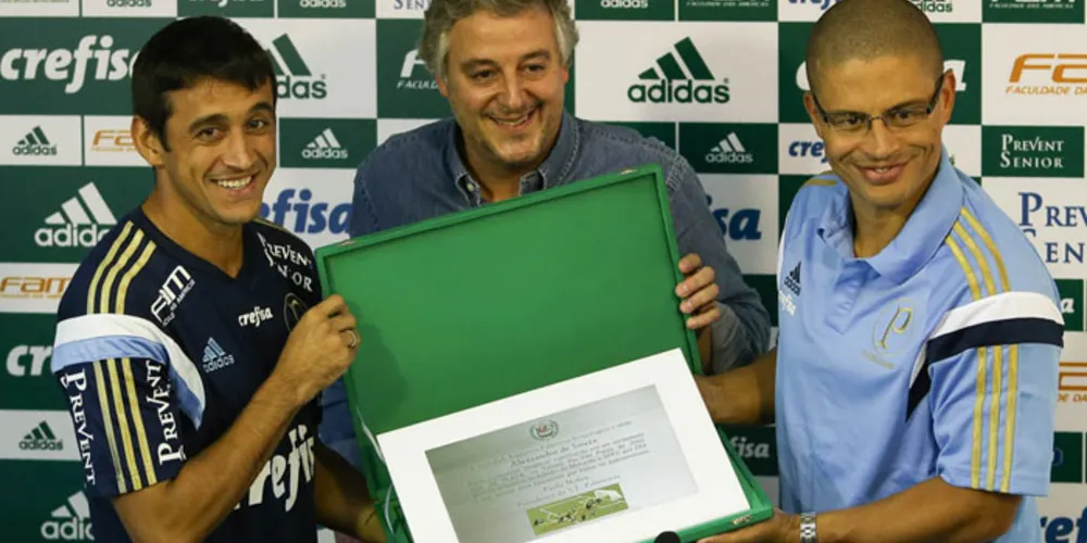 Imagem ilustrativa da imagem Palmeiras premia golaços de Robinho e Alex com placa