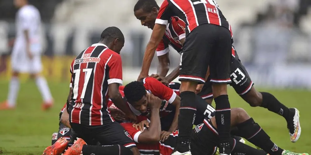 Imagem ilustrativa da imagem Vitória “empurra” São Paulo na Libertadores, diz Muricy