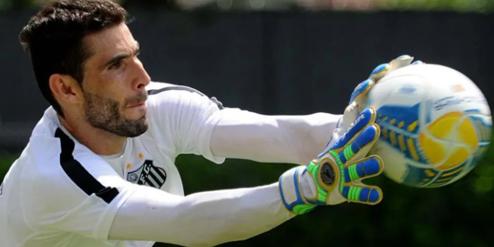 Imagem ilustrativa da imagem Goleiro do Santos fratura a face e fará cirurgia