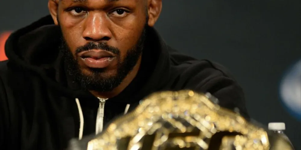 Imagem ilustrativa da imagem Campeão do UFC é preso após fugir de acidente