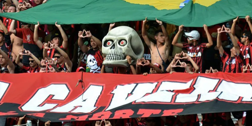 Imagem ilustrativa da imagem Torcida do Atlético-PR desafia time para partida de futebol