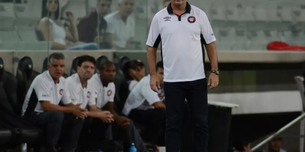 Imagem ilustrativa da imagem Enderson Moreira deixa comando do Atlético-PR