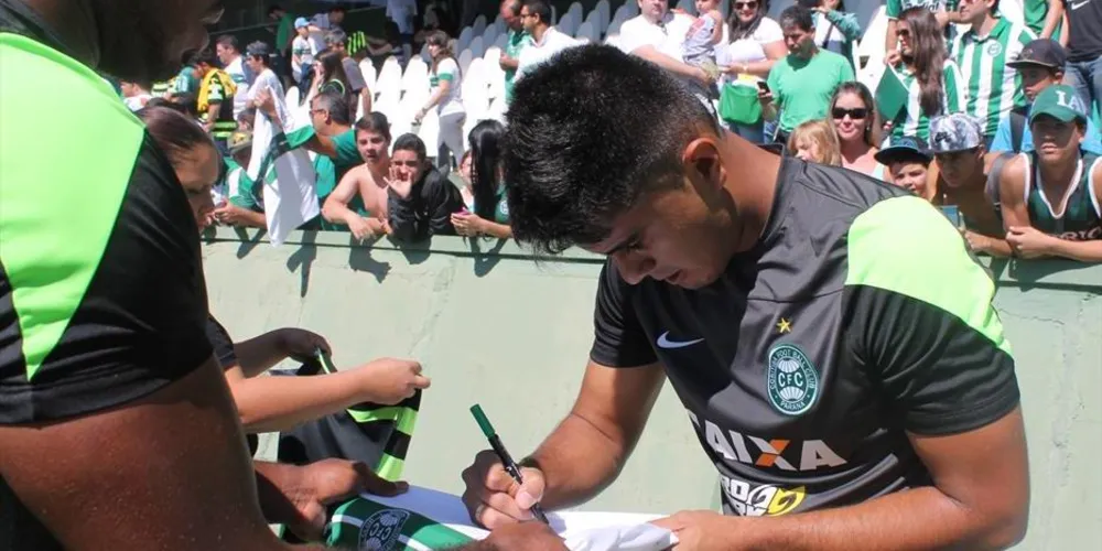 Imagem ilustrativa da imagem Artilheiro do Coxa fica de fora de treinamento